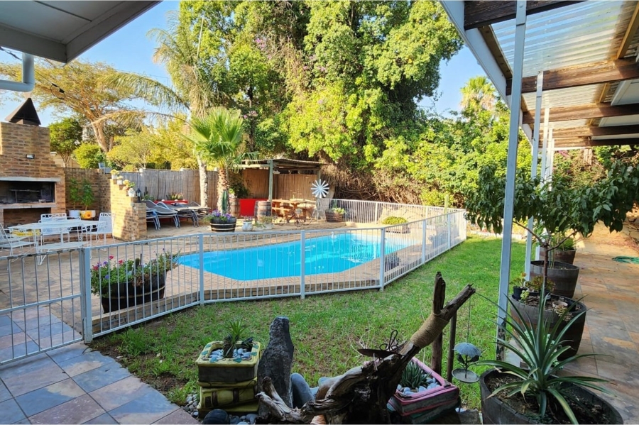 4 Bedroom Property for Sale in Bergzicht Western Cape